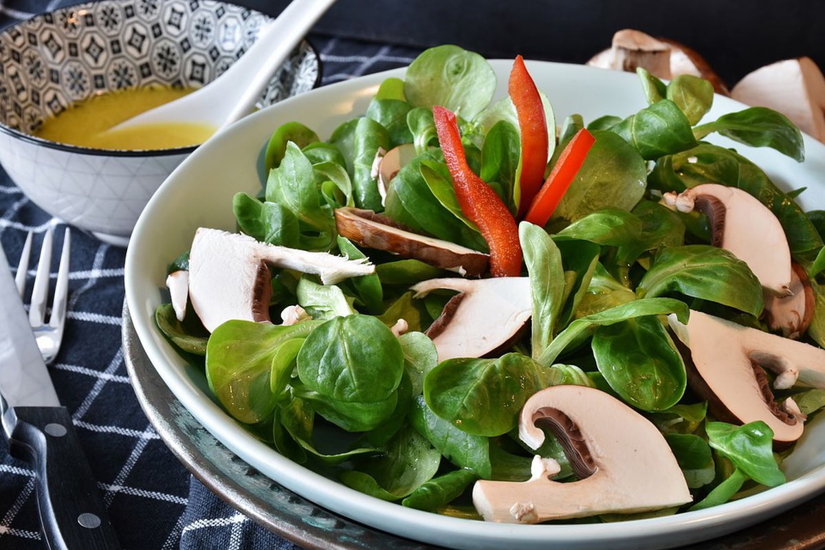 6 заправок, які поліпшать смак будь-якого салату. Найсмачніші заправки для салатів.