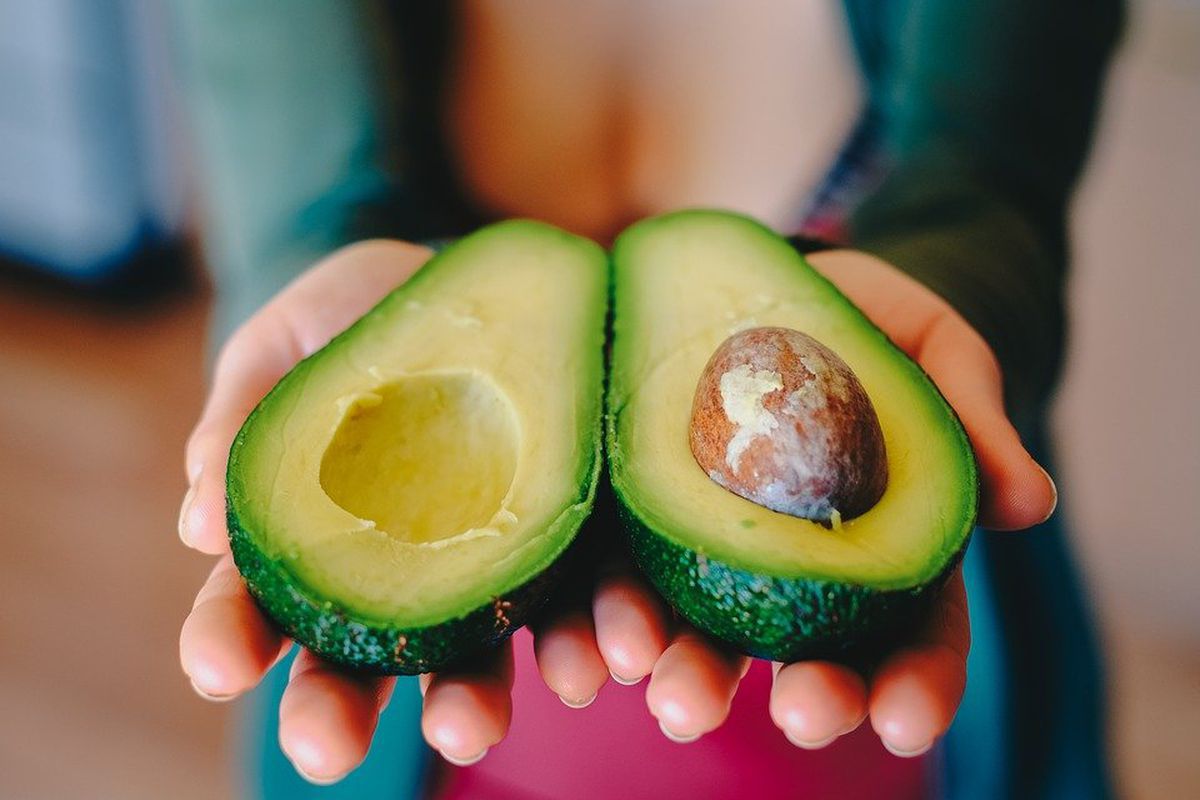 Корисні властивості авокадо: 5 причин їсти фрукт щодня. Цей плід корисний як для фізичного, так і для емоційного здоров'я.