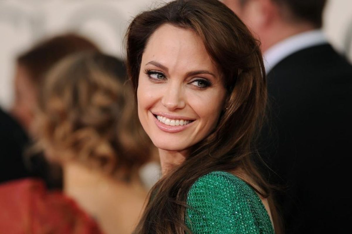 У Мережі з'явилися фото Анджеліни Джолі в образі Червоної королеви без брів. Виглядає моторошно.