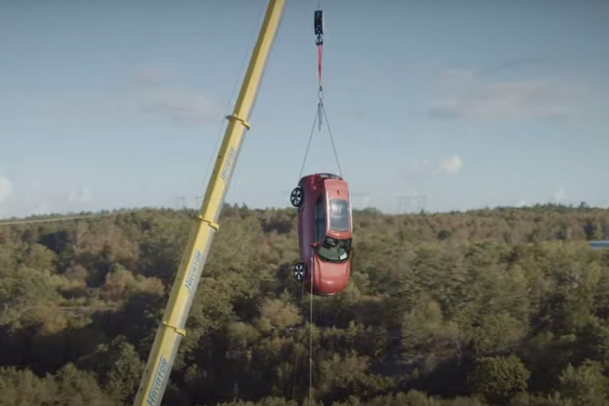 Шведські рятувальники скинули 10 нових автівок Volvo із 30-метрової висоти. Один із етапів краш-тесту.