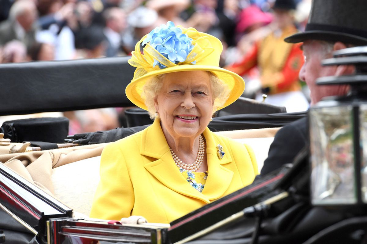 Основні секрети капелюхів королеви Єлизавети II. Цікаві факти про гардероб монархині.