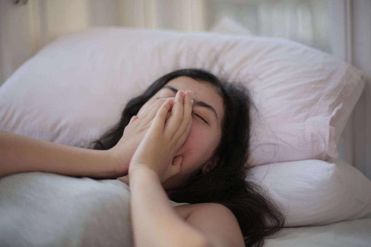 Чи справді без подушки спати набагато корисніше — розвінчуємо поширений міф. Сон без головного постільного атрибута не найкращим чином відбивається на здоров'ї.