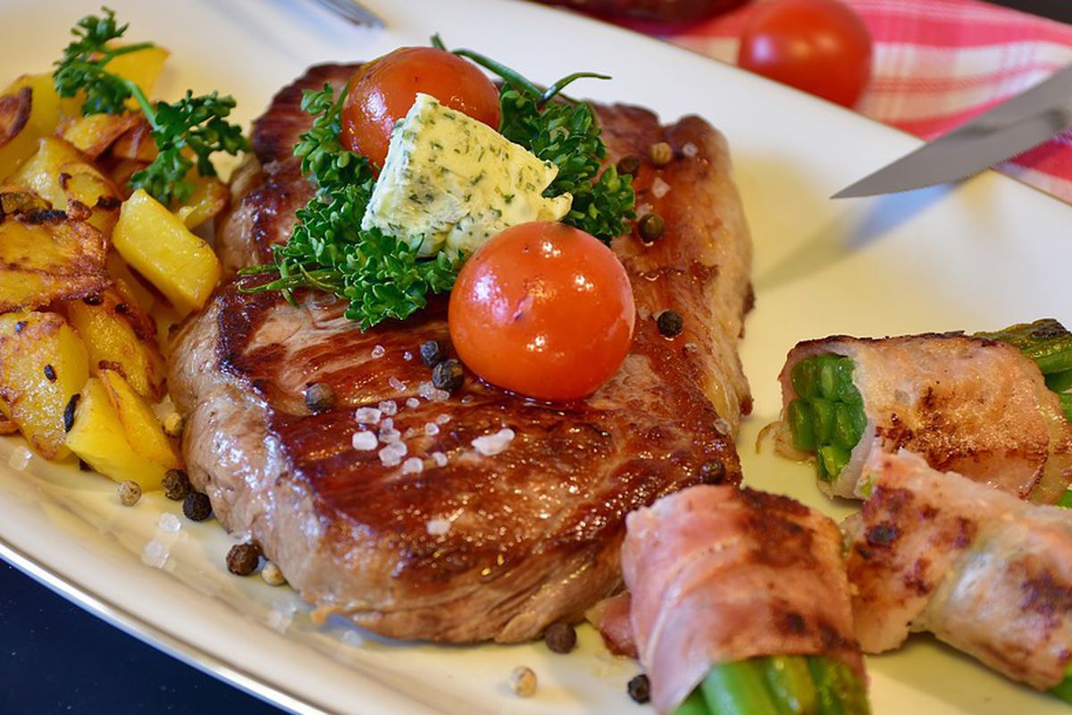 Скільки часу смажити свинину на сковороді, щоб не пересушити м'ясо. Потрібно враховувати розмір і товщину шматка м'яса.