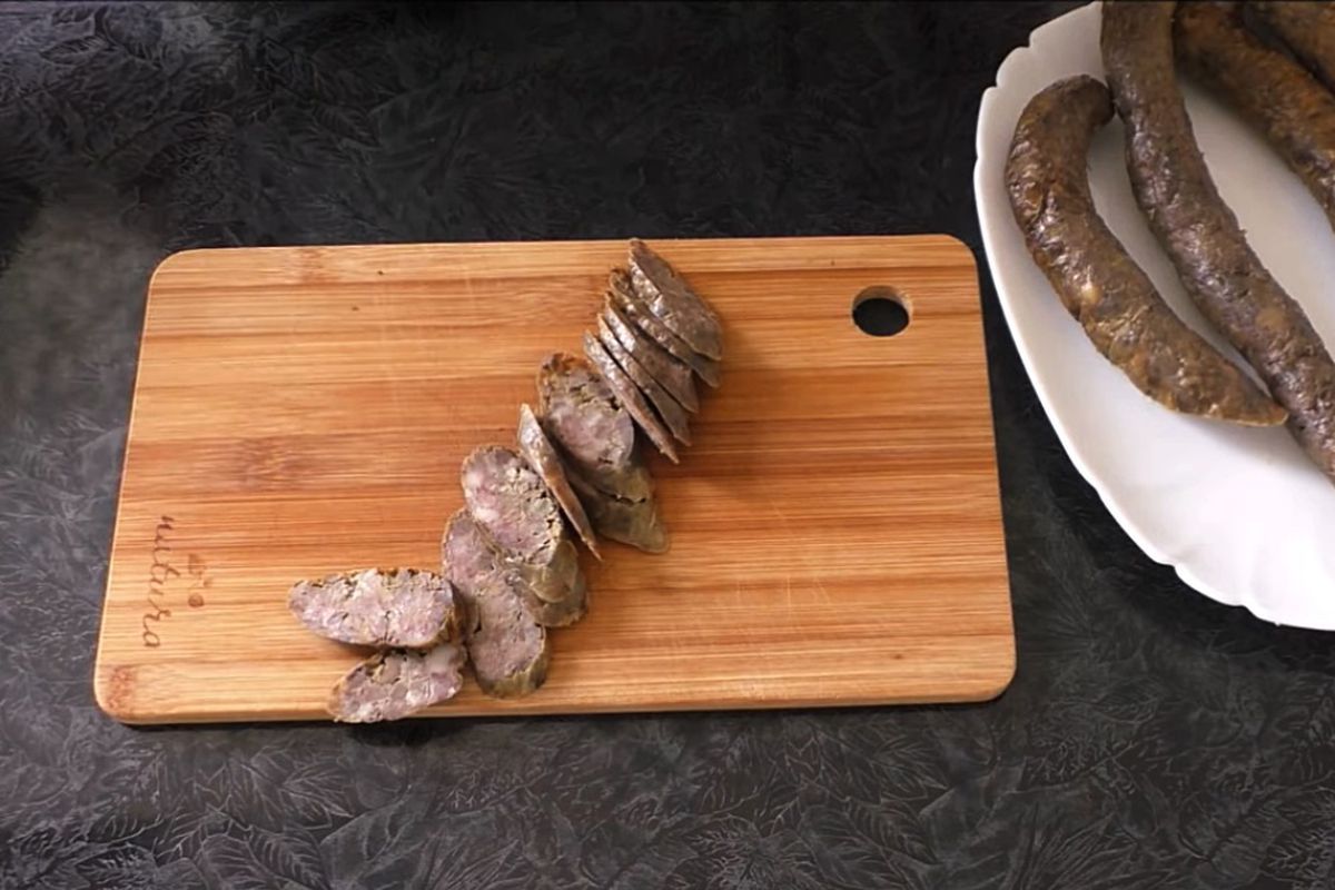 Ароматна і соковита домашня ліверна ковбаса: смачніше не придумаєш. Ковбаску можна подати в будні і на святковий стіл.