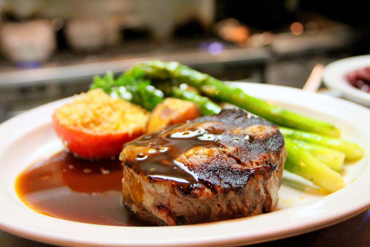 Чому дуже просмажений стейк вважається шкідливим для здоров'я. Краще вживати помірно просмажене м'ясо.