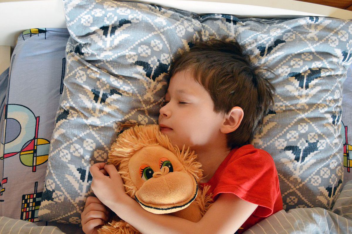 Чому педіатри категорично не рекомендують класти в ліжко до дитини м'які іграшки. Яка небезпека криється в м'яких іграшках.