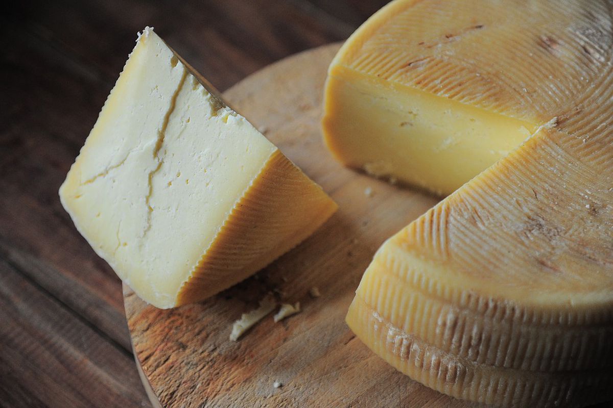 Через ці 6 страшилок ви більше не захочете вживати сир. Через деякі факти про сир можна припинити його вживати.