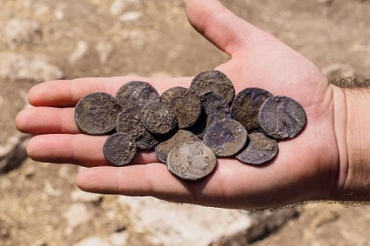 В Ізраїлі археологи знайшли найдавніші у світі фальшиві монети. Це перша в історії підробка.