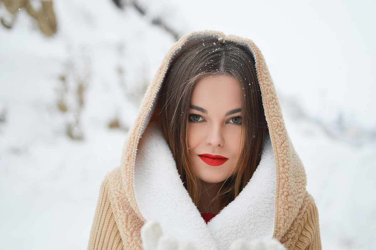 Тонкощі зимового макіяжу, які вбережуть вашу шкіру від негативних наслідків погоди. Як підібрати декоративну косметику взимку.