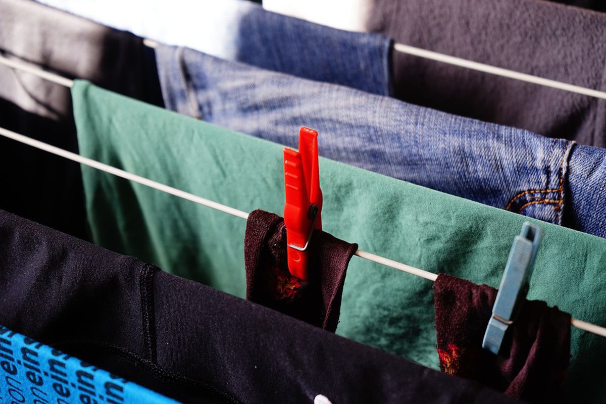 Дієвий лайфхак, який допоможе легко і швидко очистити одяг від катишків. Не поспішайте в хімчистку, якщо ваш одяг покошлатився.