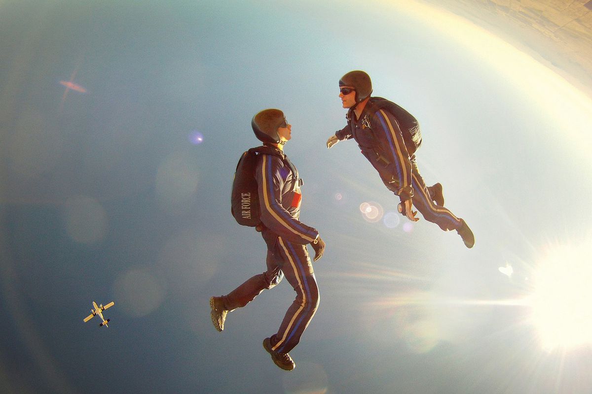 Анекдот дня: стрибки з парашутом, мужик летить вниз, повз нього пролітає інший і питає. Ото халепа!
