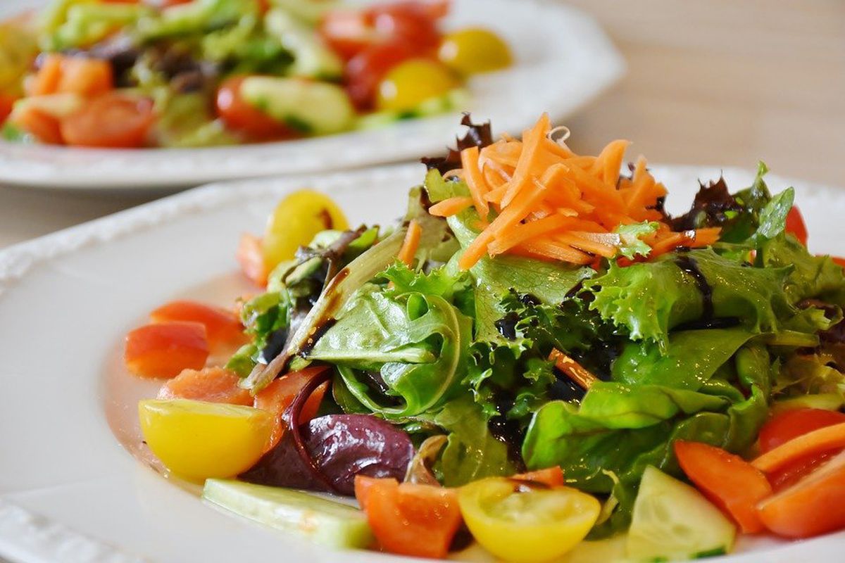 Інгредієнти, які зроблять ваш салат смачним і корисним для здоров'я. Що варто додати в салат.