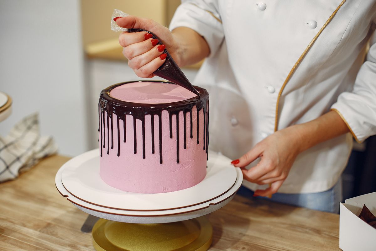 Як цікаво прикрасити десерт — 10 найпопулярніших способів. Вони допоможуть надати святкового вигляду навіть найпростішій випічці.