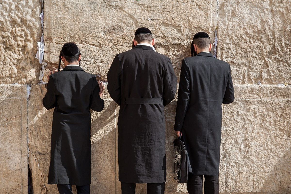 Анекдот дня: пішли три євреї православ'я приймати — прийшли до батюшки, порадитися. Допоміг, як міг.