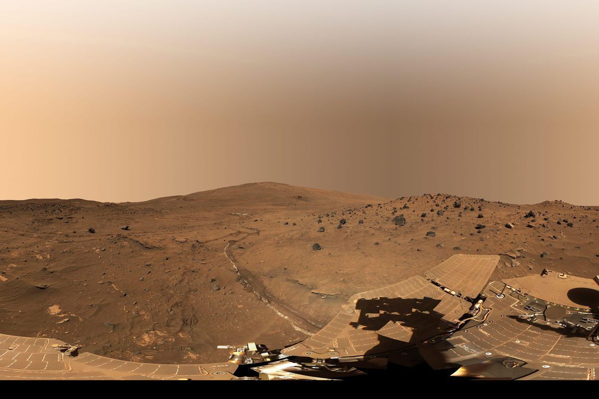 Фахівці NASA показали дивовижну марсіанську панораму. Були об'єднані знімки, зроблені марсоходом Curiosity.