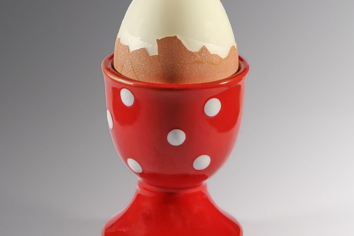 Як без будь-яких складнощів очистити варені яйця, якщо вони свіжі. Лайфхак від радянських кухарів.