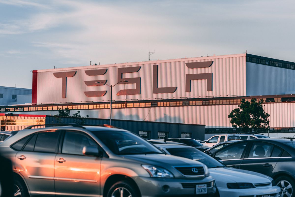 Власники електрокарів Tesla зможуть дистанційно спостерігати за своїм авто. Корисна функція безпеки.