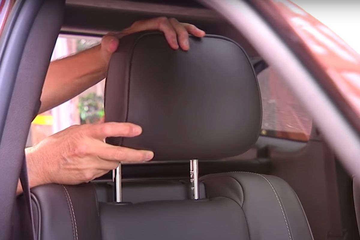 Навіщо деякі водії знімають підголівники з крісел автомобіля — він може як допомогти, так і нашкодити. В яких випадках просто необхідно знімати підголівники з крісел автомобіля.