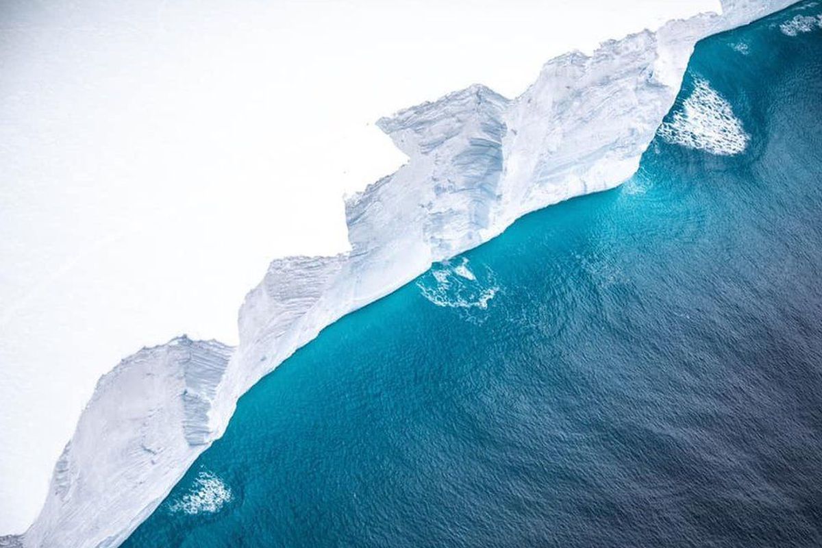 Найбільший айсберг у світі тріщить по швах — розвідники зафіксували руйнацію на фото. Деякі уламки настільки великі, що становлять небезпеку для кораблів.