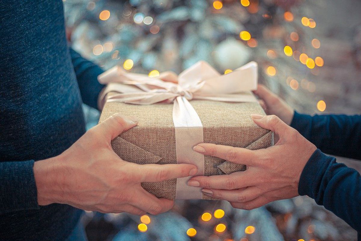 Як зрозуміти наміри чоловіка по його подарункам. Значення новорічних подарунків.