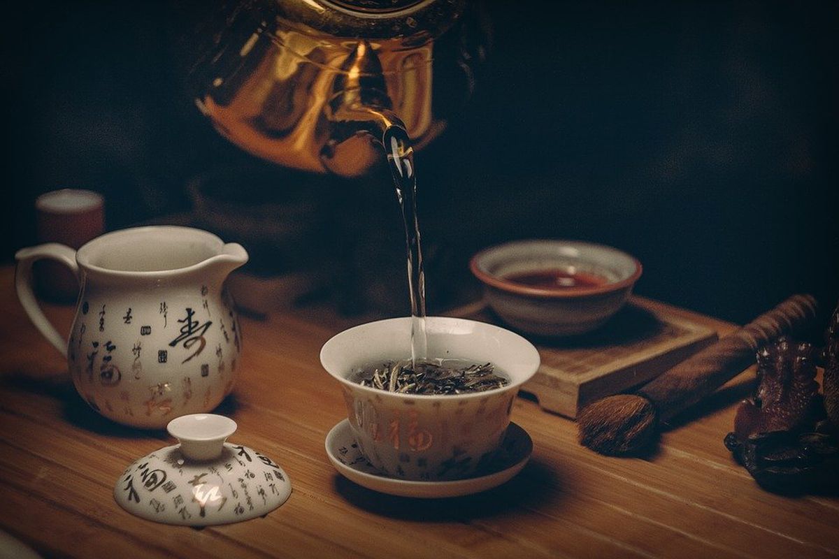 Чому заварювати чай окропом вважається не найкращою ідеєю. Неправильно заварений чай може зіпсувати напій.