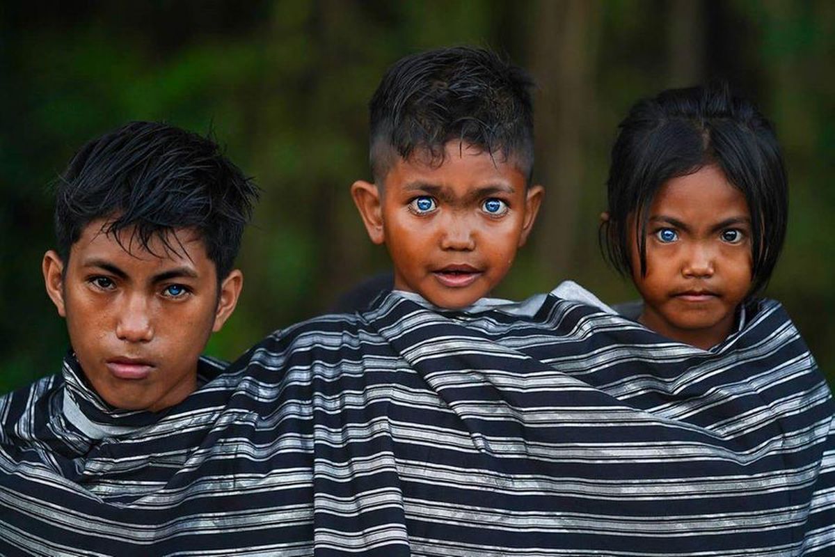 Фотограф і геолог з Індонезії поділився знімками плем'я з дивовижними блакитними очима, які швидко стали популярні. Генетична аномалія наділила аборигенів таким неймовірним кольором очей.