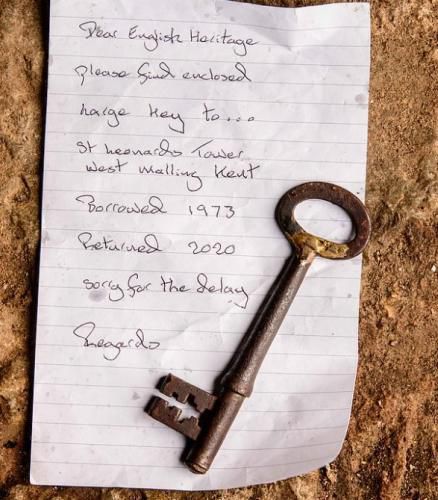 Хранителі вежі не могли знайти ключ від її дверей 47 років — та коли він повернувся разом із таємною запискою, питань стало ще більше. Загадкова історія.