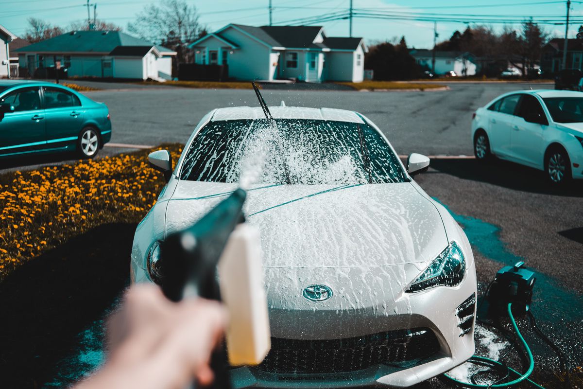 Як правильно вимити автомобіль — саме вимити, а не збити бруд мийкою високого тиску, облити пінним складом і протерти. Секрети автомобільних мийок.