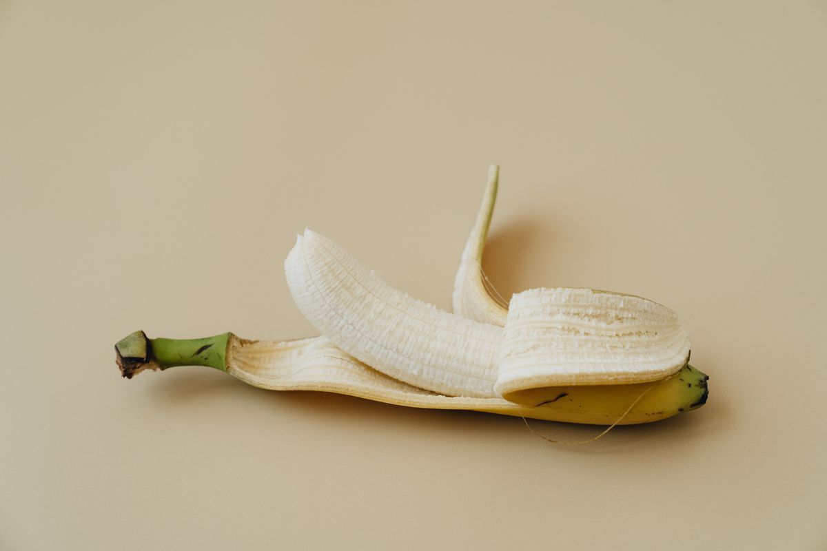 Чому не можна закопувати шматки банана у горщики з кімнатними квітами. Квіти можна підживлювати бананами, але треба робити це правильно.