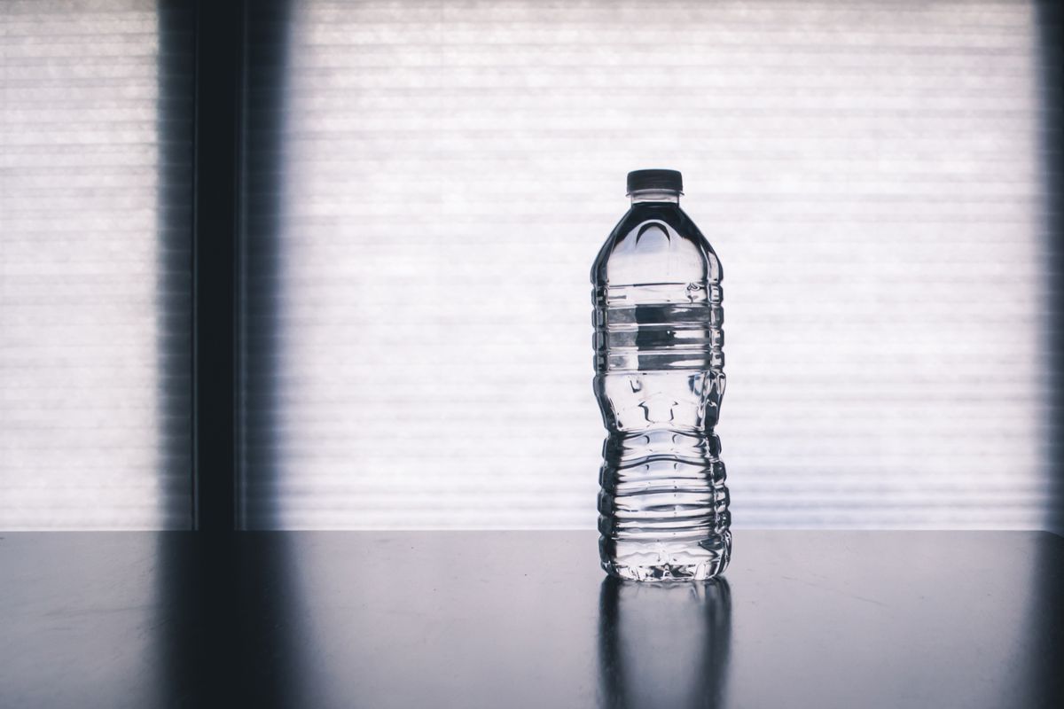 Вчені з Канади розповіли чому не можна повторно використовувати пластикові пляшки. Для дослідження було використано понад 70 пластикових пляшок.