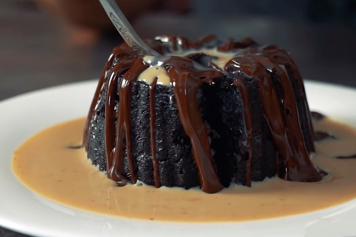 "Шоколадний вулкан" — вишуканий десерт в мікрохвильовці за 5 хвилин. Звучить непогано, так?