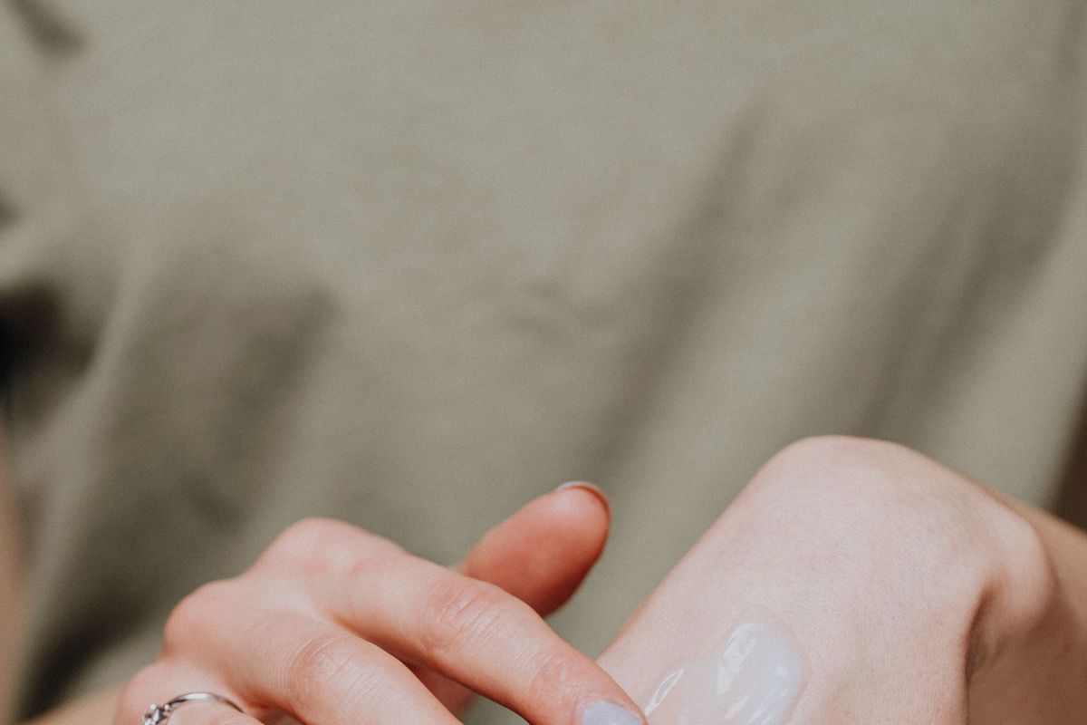 Як приготувати дієвий зволожувальний крем проти старіння шкіри рук з домашніх засобів. П'ять простих рецептів приготування крему для рук.