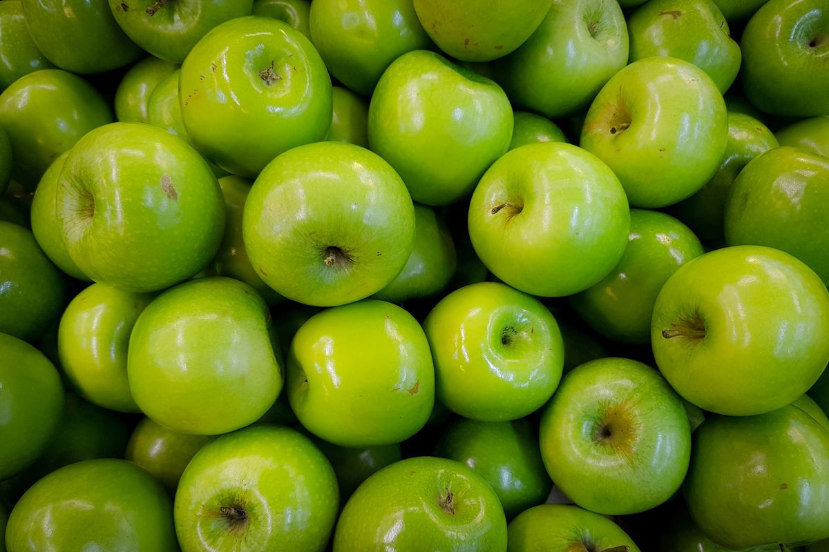 Дієтологи розповіли, чому корисніше вживати зелені яблука ніж червоні. Чим зелені фрукти відрізняються від червоних.