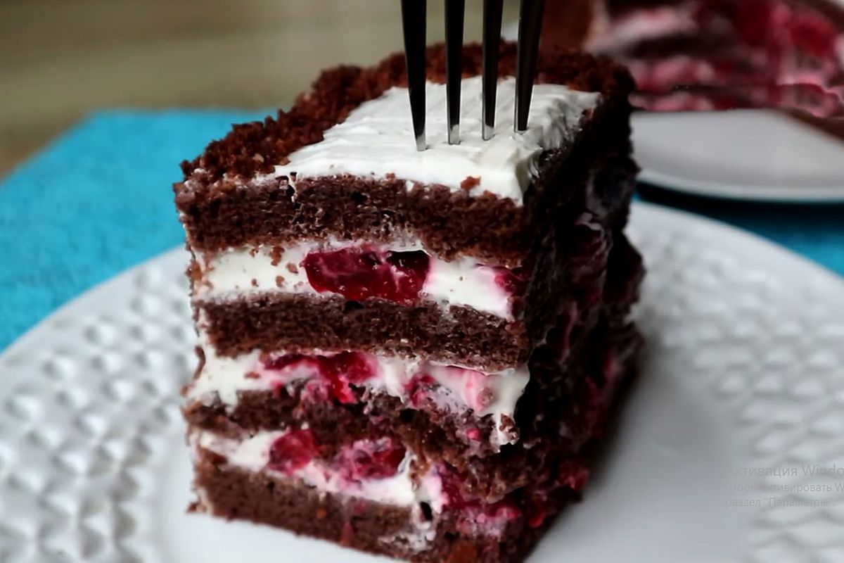 Замість дорогих десертів! Шоколадний торт з вишневою начинкою. Простий рецепт торта з багатим смаком!