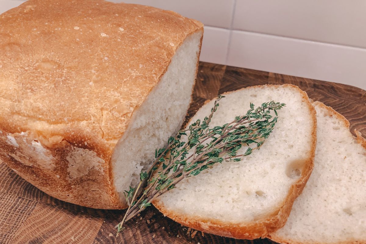 Блогер на відео показав, як розрізати хліб так, щоб він не засихав протягом декількох днів. Простий трюк врятує і інші продукти з холодильника.