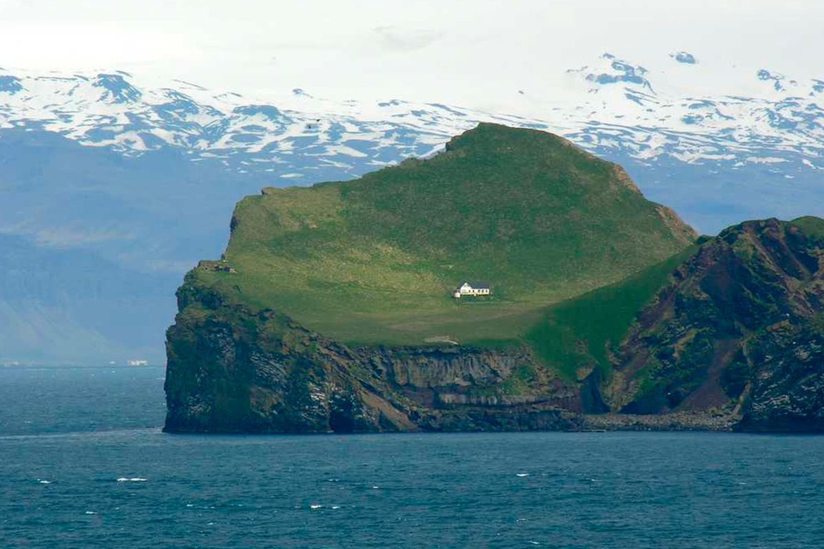 Розкрито таємницю будинку на безлюдному острові, який пустує майже 100 років. Самотній будинок розташований на мальовничому острові Еллідаей в Ісландії.