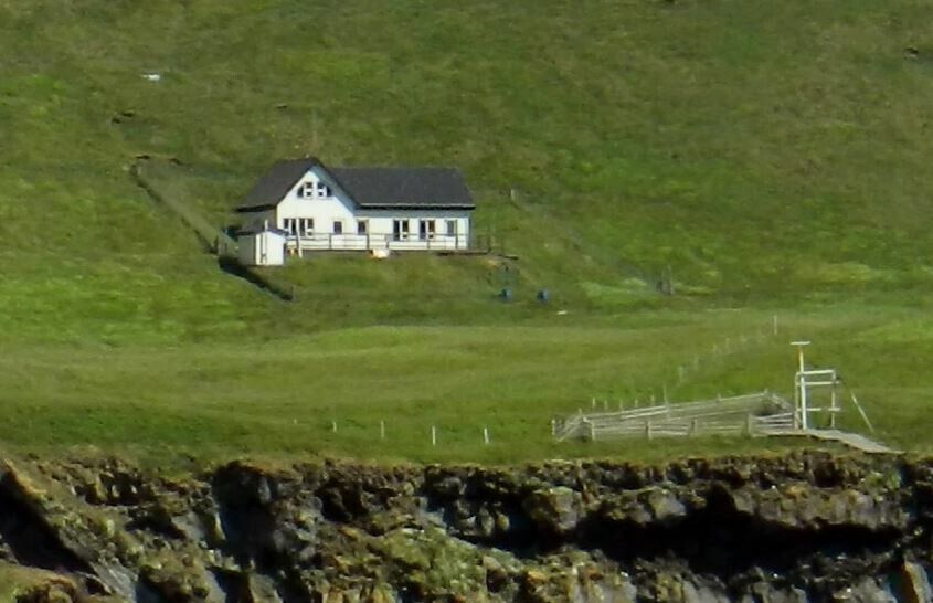 Розкрито таємницю будинку на безлюдному острові, який пустує майже 100 років. Самотній будинок розташований на мальовничому острові Еллідаей в Ісландії.