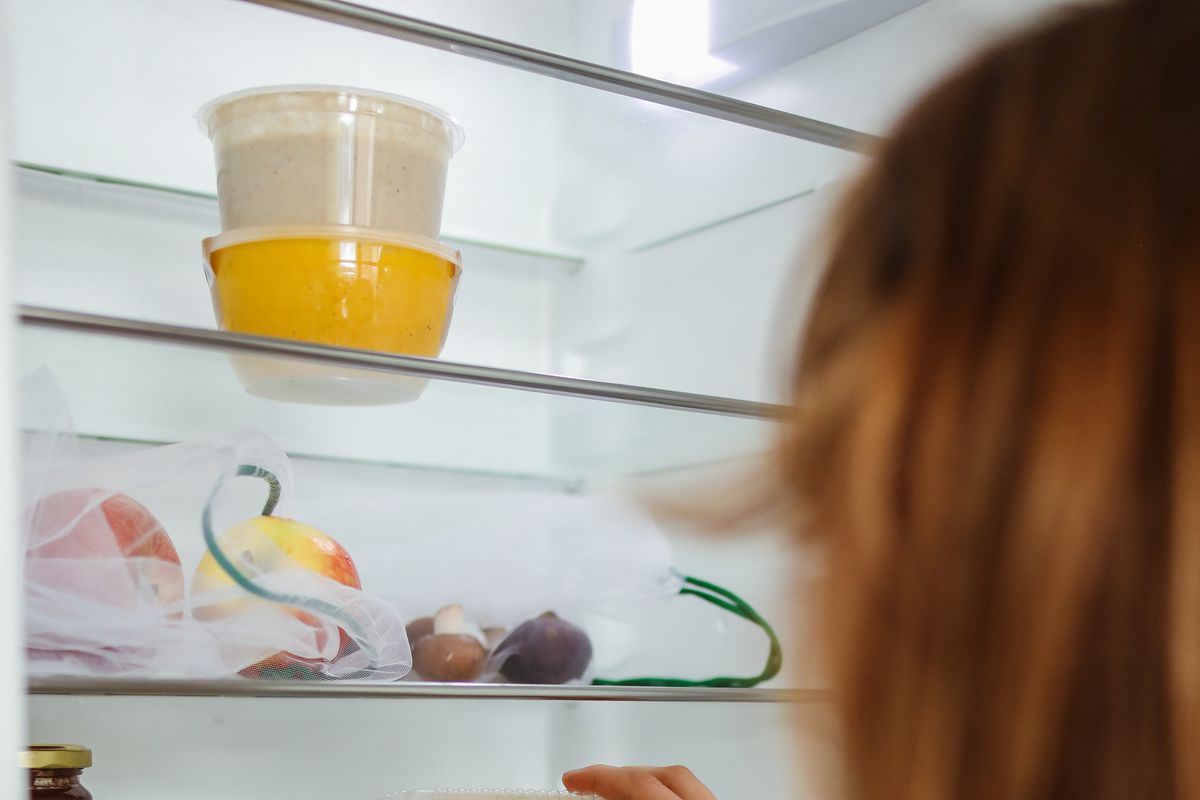 Чому молоко не можна зберігати у дверцятах холодильника — що станеться з продуктом. Як правильно зберігати молоко.