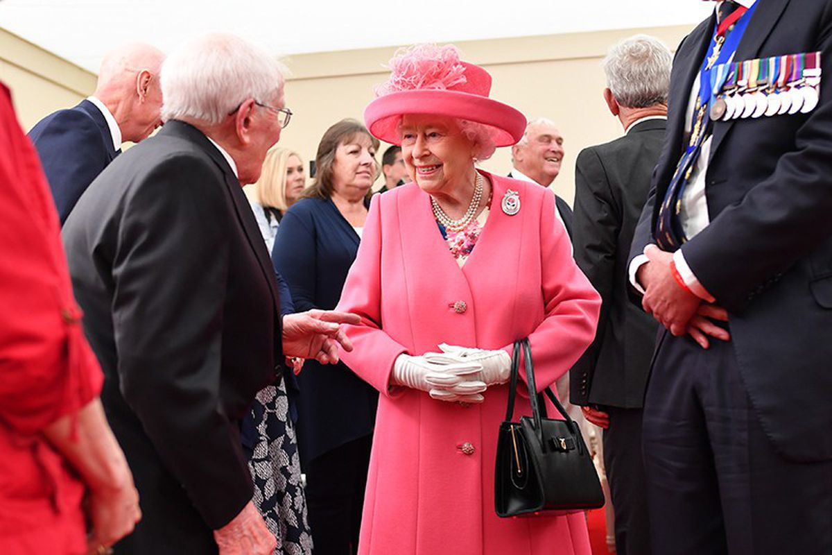 Королівський експерт розповів, що королева Єлизавета ІІ носить у своїй сумочці. Королева завжди має при собі необхідні речі, але іноді зустрічаються й доволі дивні дрібниці.