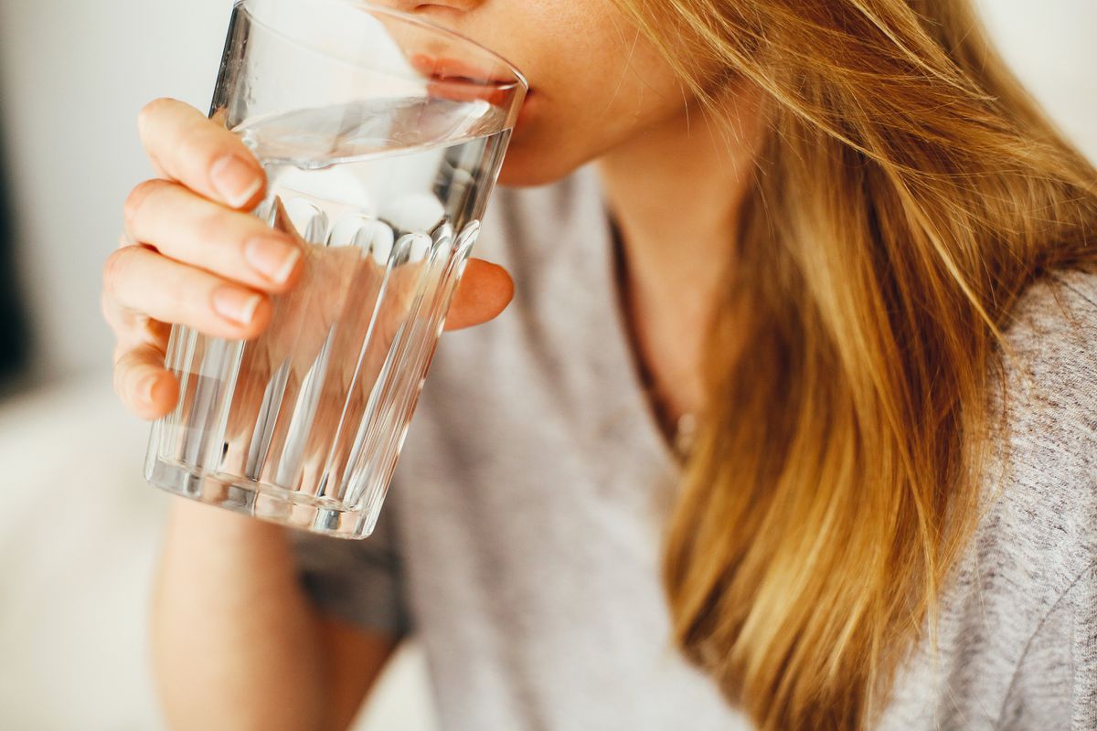 Формула, яка допоможе розрахувати добову норму води для організму. Скільки слід випивати рідини вдень.