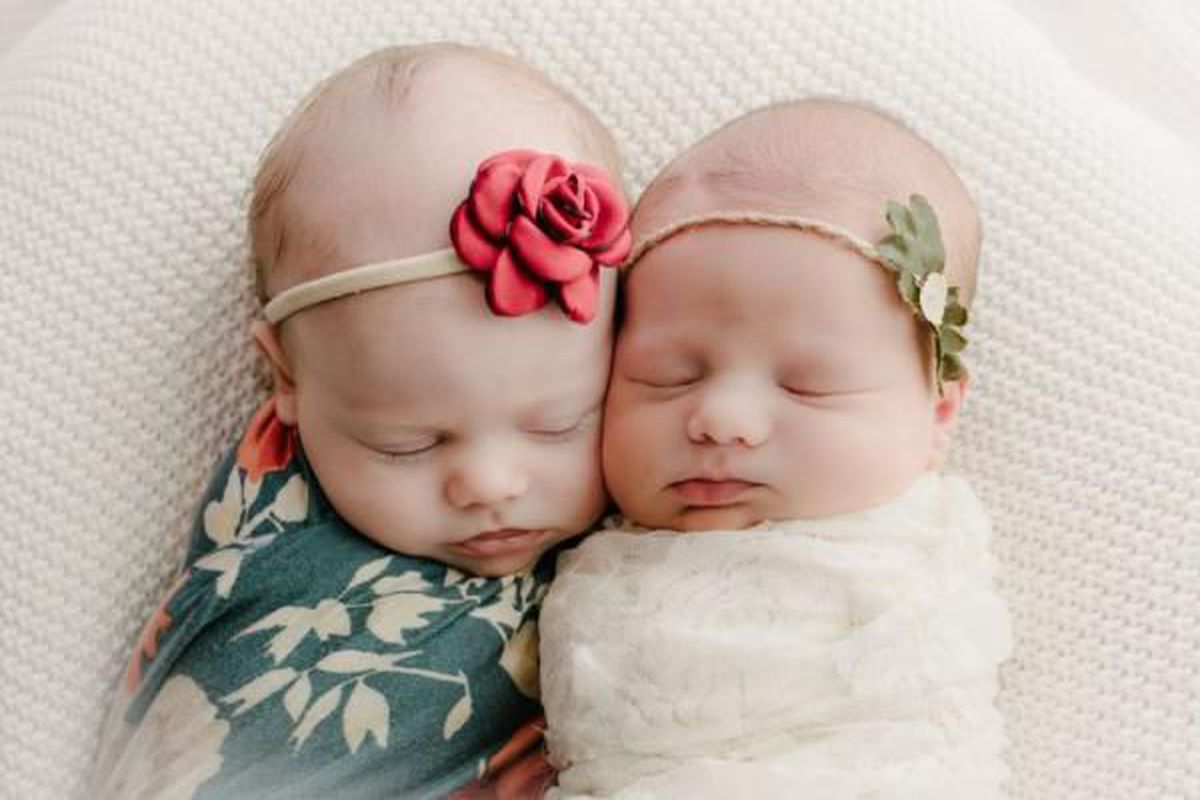 Дівчатка схожі, наче близнюки, але у них різний час народження та матері — проте є у них дещо спільне і за ДНК. Мати і донька народили дівчаток-сестричок з різницею у місяць.