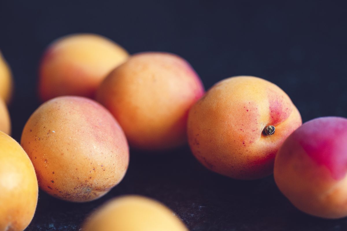 У чому різниця між персиком і нектарином — декілька відмінних рис. Багато хто не може розрізнити ці два фрукти з першого погляду.