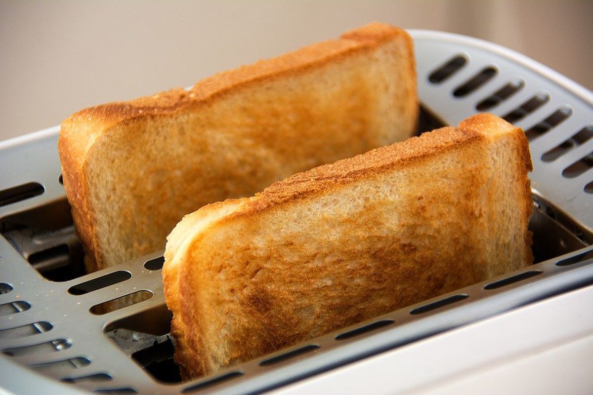 Американські вчені розповіли про небезпеку під час приготування тостів. Чим небезпечні тости.