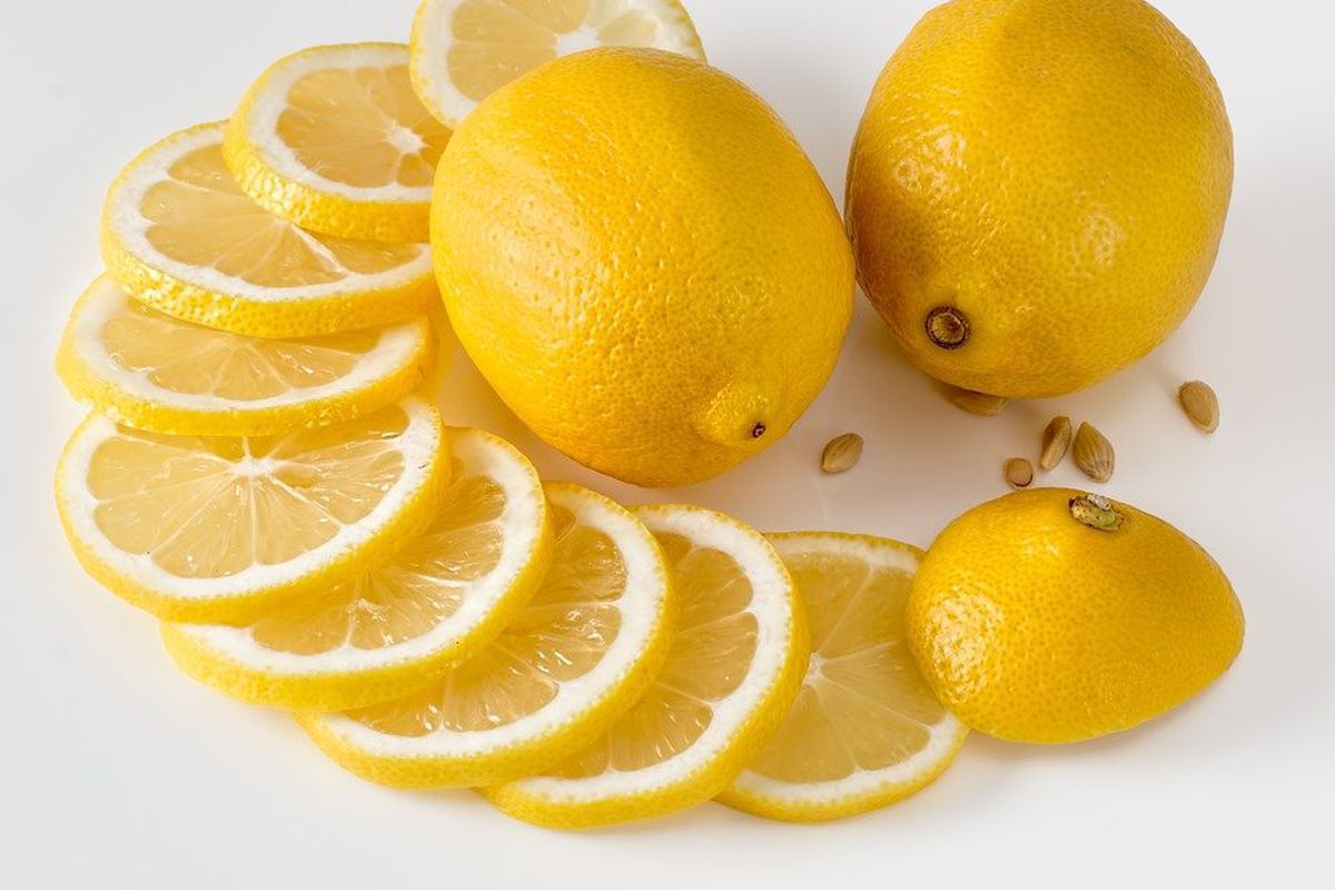Лимони: вся правда і міфи про користь цитрусу. Чи є взагалі користь від лимонів.
