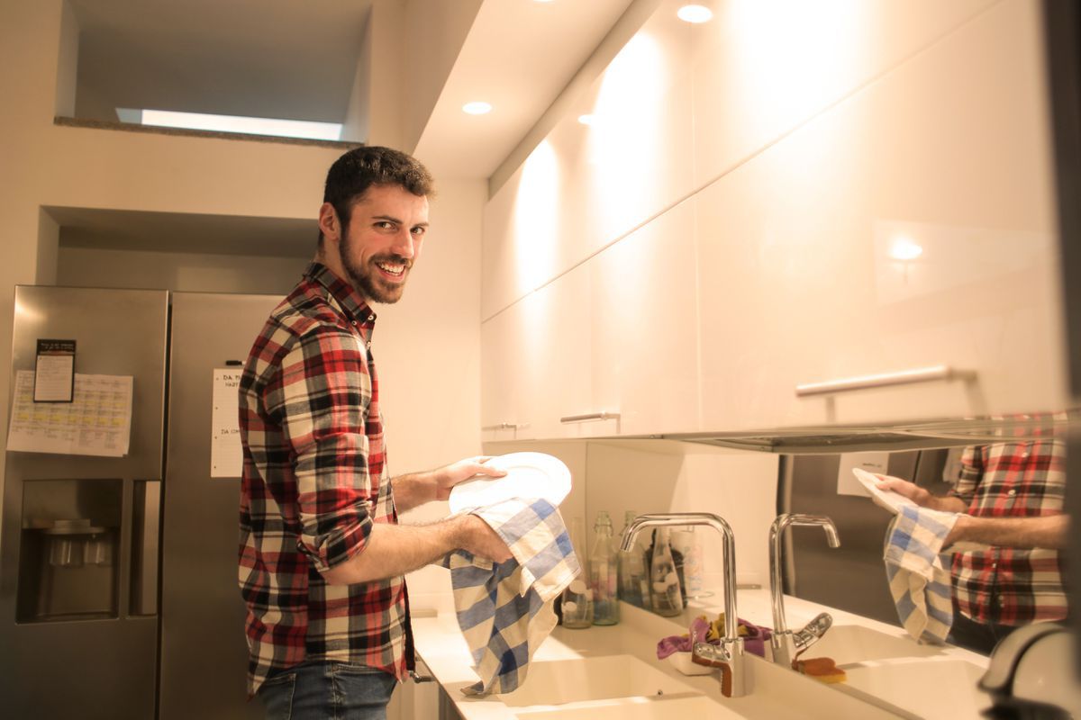 Чоловіки, які миють посуд і допомагають по дому — кращі коханці. До такого висновку прийшли вчені внаслідок тривалих досліджень.