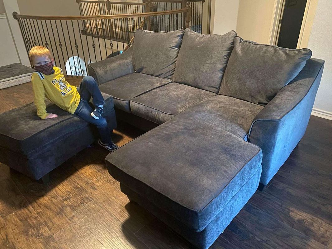 Жінка купила старий диван і тільки на наступний день зрозуміла, що забрала від попередніх власників значно більше. Разом з меблями в будинок приїхав несподіваний гість.