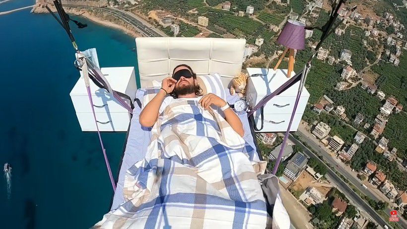 Турецький парапланерист спить в повітрі і прокидається під звук будильника. Ліжко в небі — це не єдина неординарна ідея Хасана.