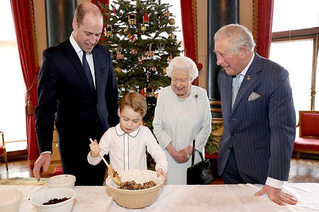 Як британська королівська сім'я святкує Різдво та новорічні свята. Подарунки, меню та інші традиції монархів.
