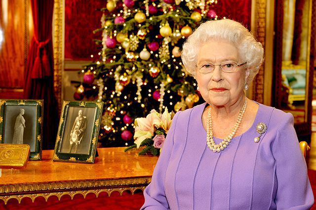 Як британська королівська сім'я святкує Різдво та новорічні свята. Подарунки, меню та інші традиції монархів.