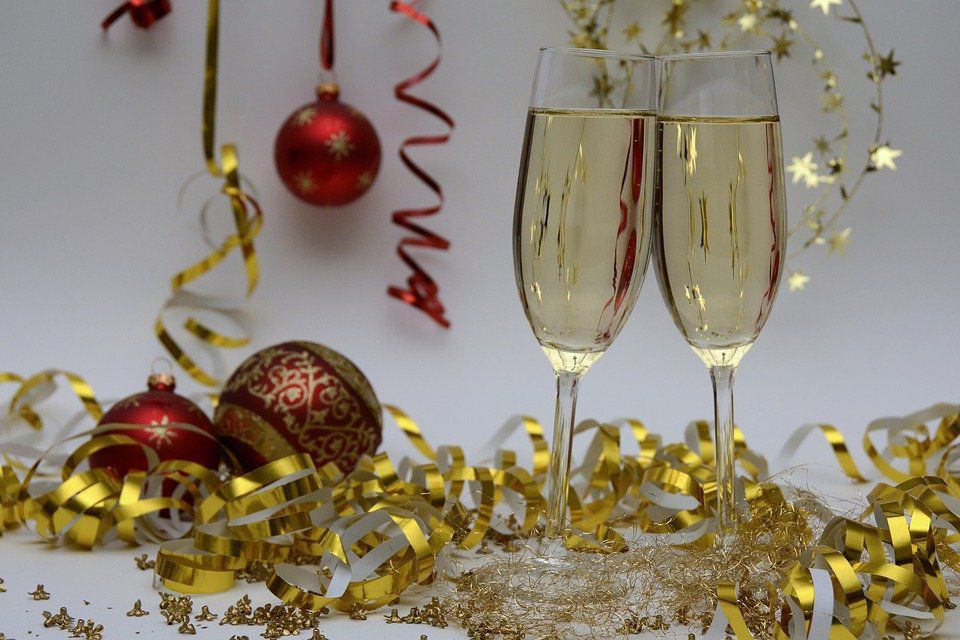 Як правильно вибрати шампанське на Новий рік — поради експертів. Святковий напій легко сплутати з ігристим вином.